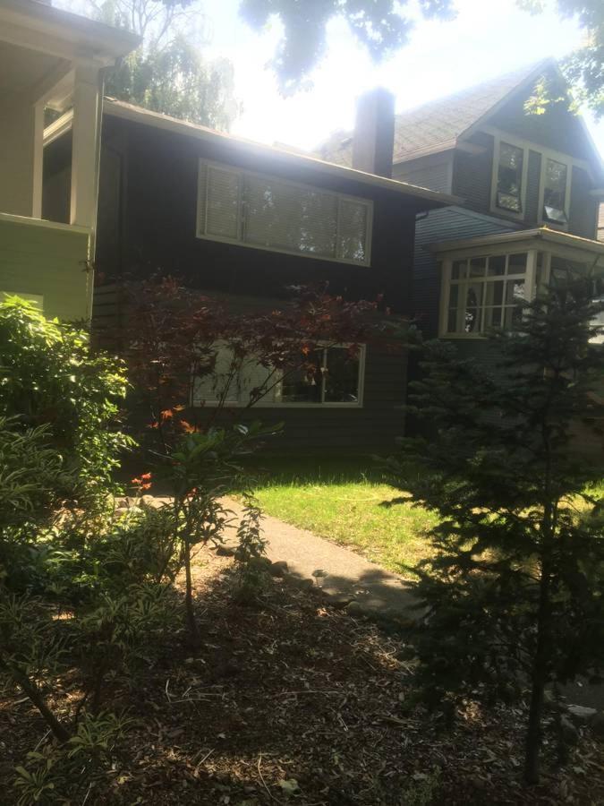 Quiet-Comfy 3 Bedroom Home On A Tree Lined Street In Kits Vancouver Eksteriør billede